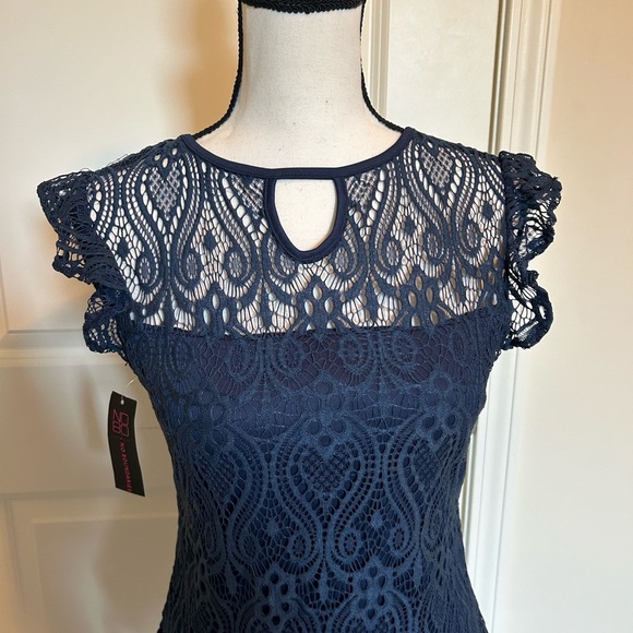 Blue lace sleeveless key hole top stretchy - Picture 2 of 5